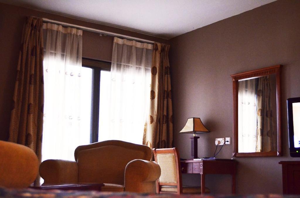 Mensvic Grand Hotel Accra Værelse billede